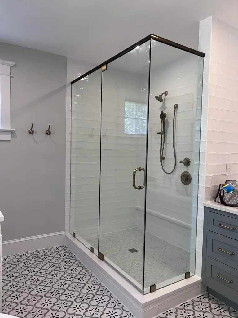 Frameless neo-angle shower enclosure with chrome hardware